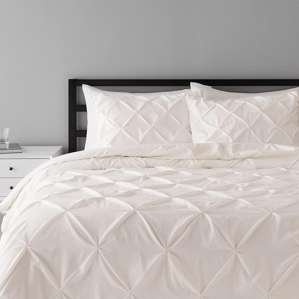 Amazon Basics Pinch Pleat Comforter Bedding Set. Image via Amazon.