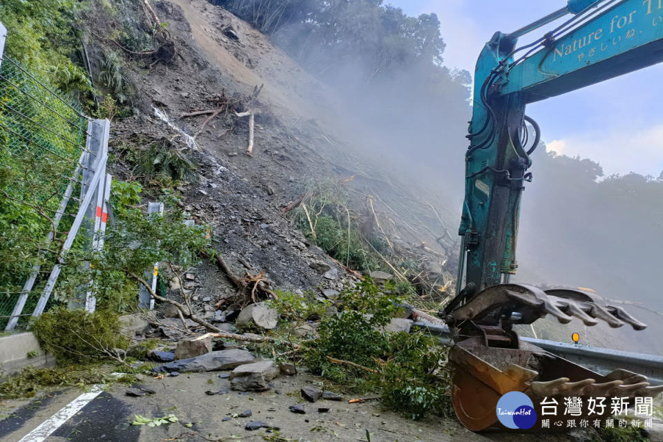 北橫公路台7線道路坍方受阻，公路總局第一區養護工程處及所屬復興工務段調派重機具搶通中。