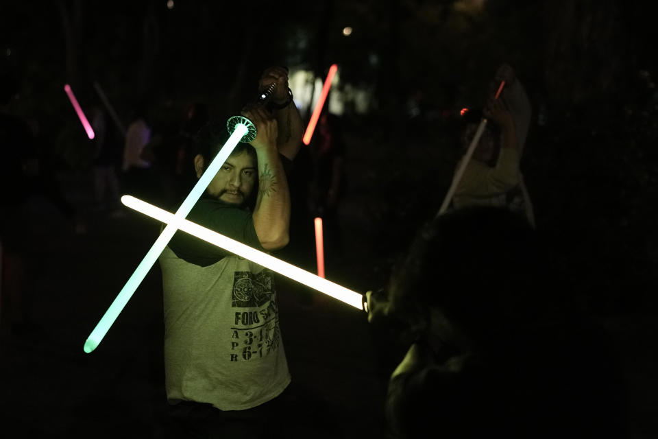 Estudiantes de la Jedi Knight Academy aprenden a usar sables láser en un parque de la Ciudad de México, el sábado 15 de junio de 2024. (AP Foto/Eduardo Verdugo)