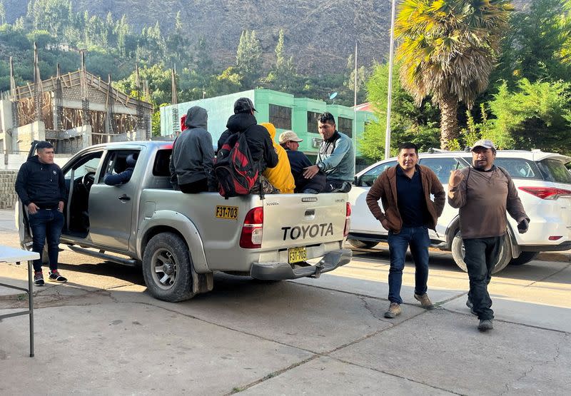 FOTO DE ARCHIVO: Mineros artesanales en la parte trasera de una camioneta, en las colinas de Tapairihua