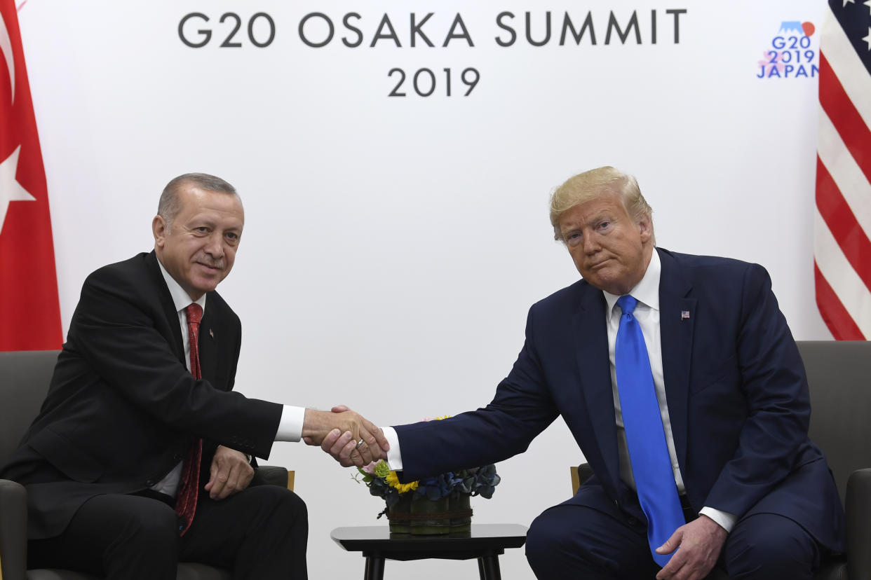 Präsident Donald Trump (rechts) schüttelt die Hand des türkischen Präsidenten Recep Tayyip Erdoğan während des G-20-Gipfles im Juni. Mittlerweile schreibt der US-Präsident lieber Briefe. Foto: AP Photo / Susan Walsh