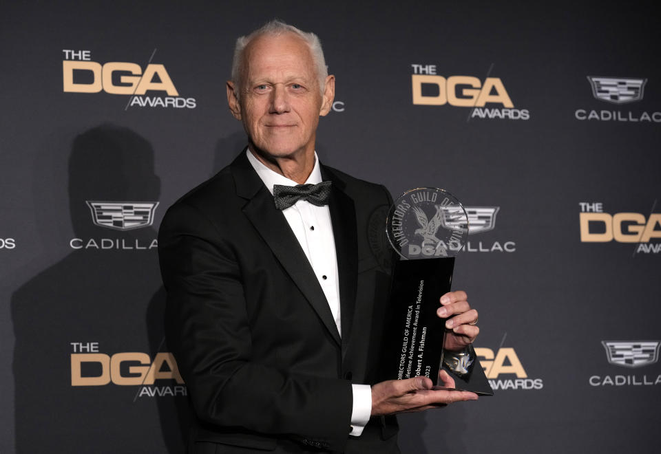 Robert A. Fishman posa con el premio a la trayectoria en la sala de prensa de la 75a entrega anual de los Premios del Sindicato de Directores de Estados Unidos el 18 de febrero de 2023 en el Hotel Beverly Hilton en Beverly Hills, California. (Foto AP/Chris Pizzello)