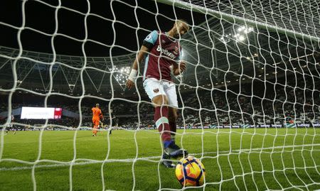 Britain Football Soccer - West Ham United v Arsenal - Premier League - London Stadium - 3/12/16 West Ham United's Winston Reid looks dejected after Arsenal's Alexis Sanchez scores their fifth goal to complete his hat trick Action Images via Reuters / John Sibley Livepic