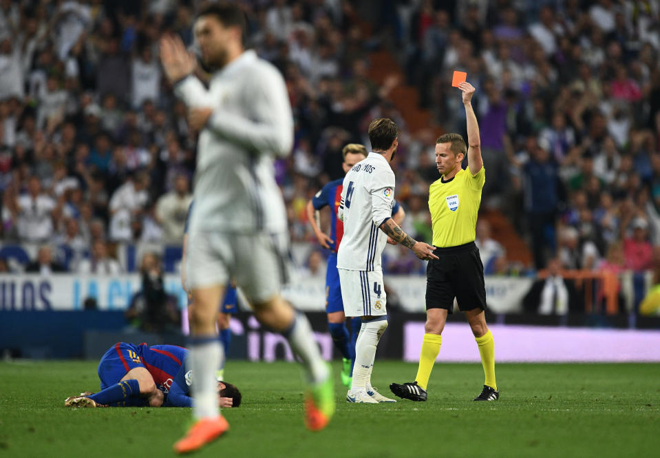 En el Clásico de 2007 del Bernabéu, Sergio Ramos es expulsado por una entrada a Messi (Foto: Getty Images)