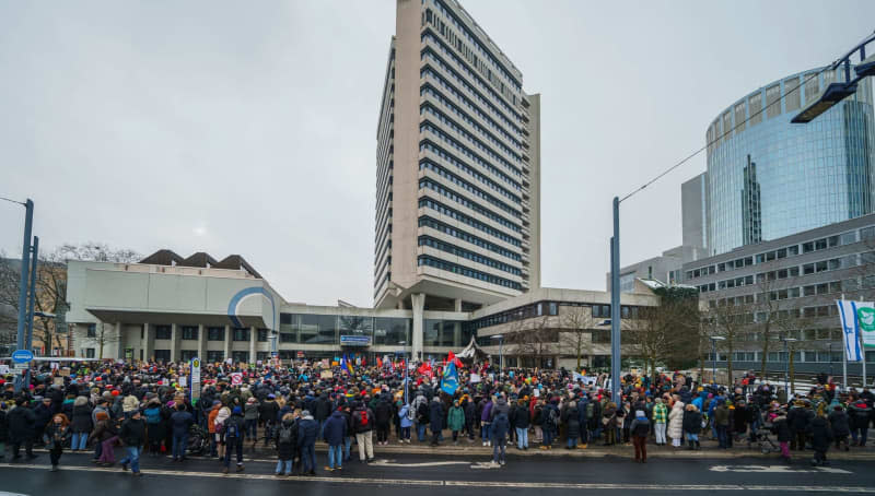 Over a thousand people gather for a rally against right-wing extremism in front of the town hall. An alliance of trade unions, political parties and other organizations called for the demonstration under the slogan "Demo against the right - No footing for fascism". Andreas Arnold/dpa