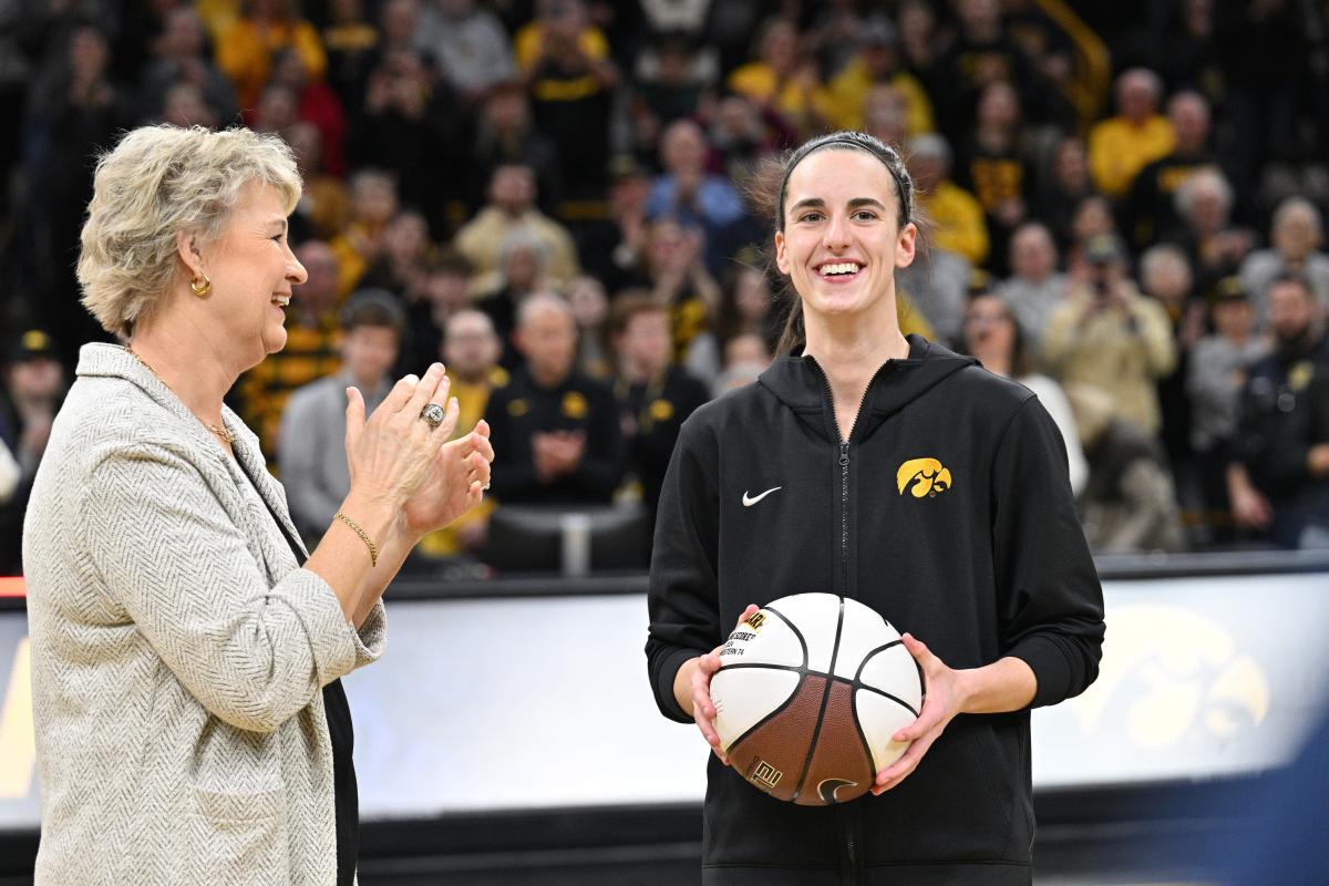 How many points did Iowa star Caitlin Clark score Sunday? Tracking her ...