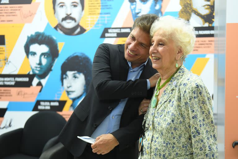 Axel Kicillof junto a la titular de Abuelas de Plaza de Mayo, Estela de Carlotto