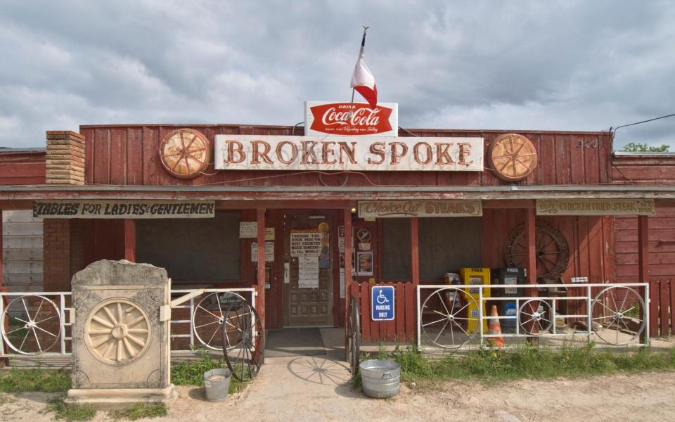 Το Broken Spoke είναι ένας άλλος δημοφιλής μουσικός χώρος