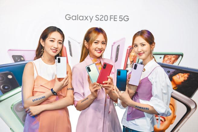 搶在蘋果新機發表前，安卓陣營手機連發，圖為上周發表的Samsung Galaxy S20 FE 5G輕旗艦機，主打2萬～3萬元價格帶。（本報資料照片）