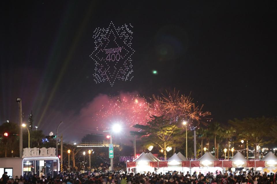 台灣燈會登場，以12分鐘的無人機、煙火及燈光秀空中展演拉開序幕。台南市政府提供
