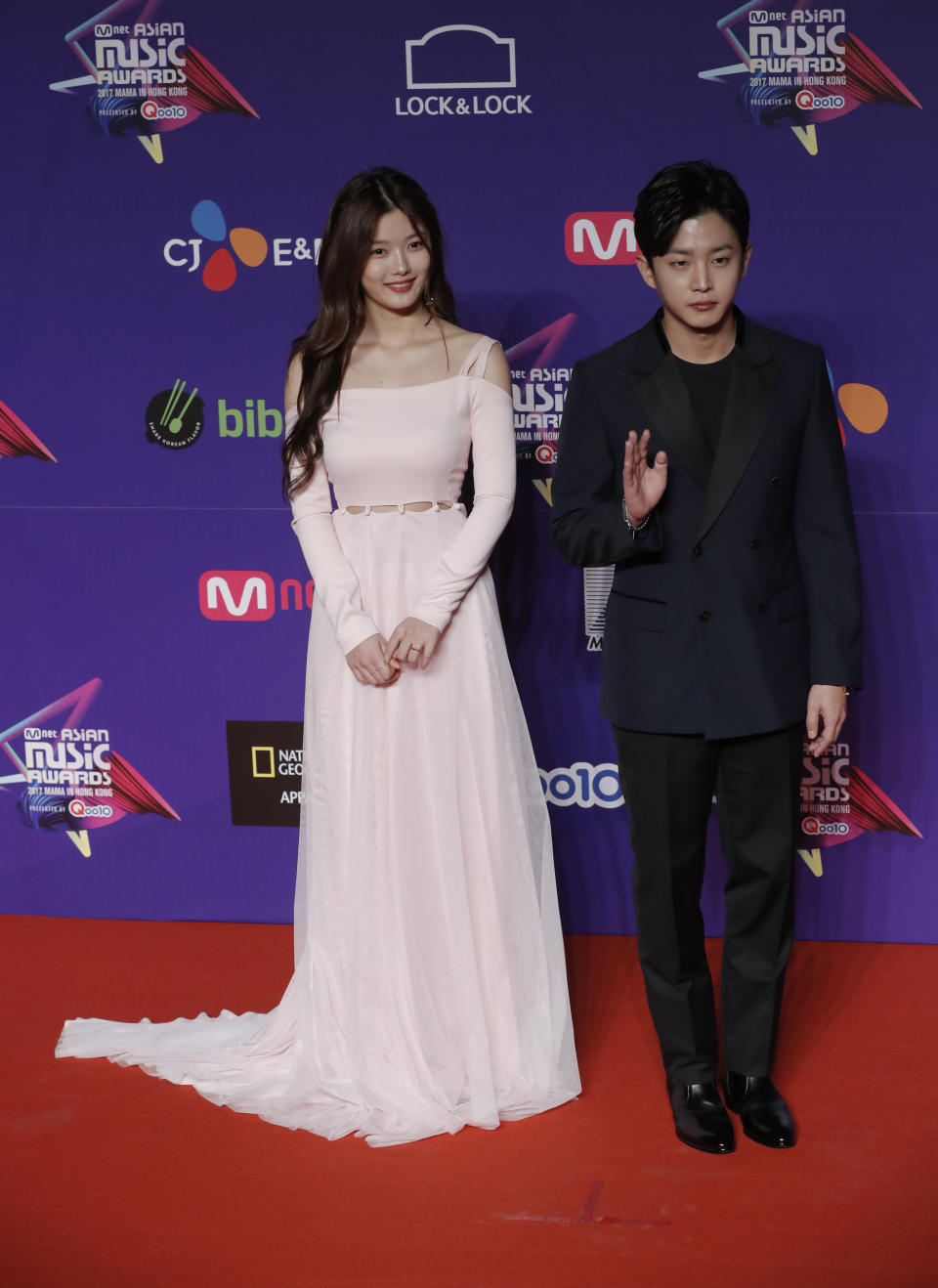 South Korean actress Kim Yoo-jung, left, and actor Kim Min-seok pose for photos on the red carpet of the Mnet Asian Music Awards (MAMA) in Hong Kong, Friday, Dec. 1, 2017. (AP Photo/Kin Cheung)