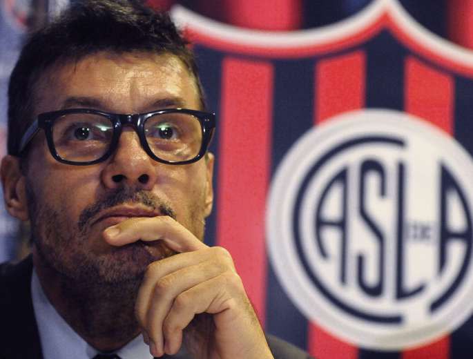 Tinelli, presidente de San Lorenzo, asumió la ilusión de contar algún día con Luis Suárez, a quien le mandó el carnet de socio a través de Lionel Messi, pero aclaró que en términos económicos "es imposible" competir con los valores del fútbol europeo.