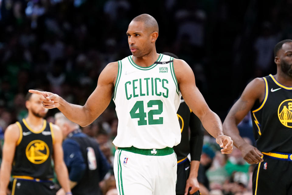 El centro de los Boston Celtics, Al Horford (42), señala a la multitud antes de un partido contra los Golden State Warriors en el cuarto juego de las Finales de la NBA de 2022. (Foto:David Butler II-USA TODAY Sports)