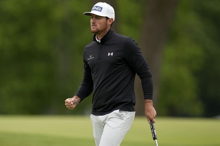 Festejo moderado del chileno Mito Pereira, el sorpresivo líder del PGA Championship, segundo major del año, que se definirá este domingo en la cancha de Southern Hills, de Tulsa, Oklahoma.