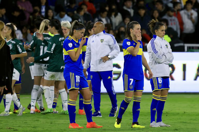 La tristeza de las jugadoras de Boca contrasta con la felicidad de las de Palmeiras. Las brasileñas ganaron la final, en Quito; a las argentinas les queda el orgullo del camino recorrido y el incentivo para lo que viene