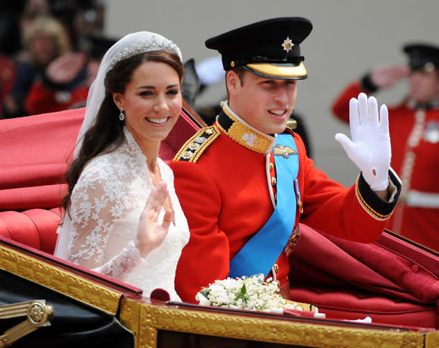 Die Kutschenfahrt mit den Frischvermählten wollte kein Ende nehmen. Kate und William ließen sich bejubeln. Die Hochzeit wurde weltweit übertragen und war sogar in Hollywood das Gesprächsthema Nummer eins. (Bild: WENN)