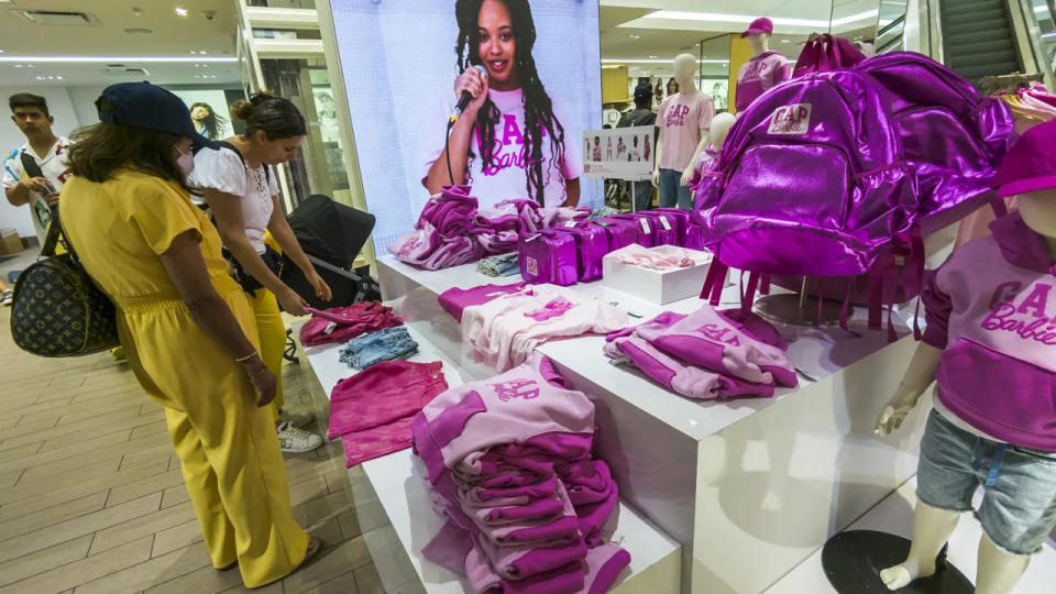 Mercancía temática de Barbie en una tienda Gap en Nueva York. (Richard B. Levine/Levine Roberts/ZUMA Press)