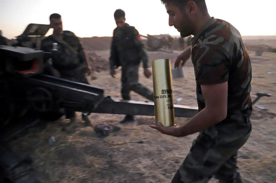 <p>Peshmerga fighters load an artillery at the Altun Kubri checkpoint, 40kms from Kirkuk, on Oct. 20, 2017. (Photo: Marc-Antoine Pelaez/AFP/Getty Images) </p>