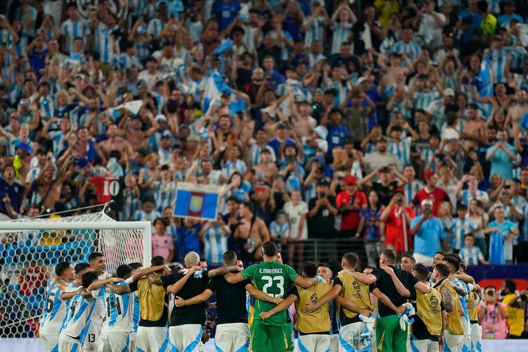 Los jugadores unidos frente al público argentino