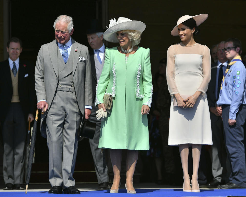 Von Kopf bis Fuß perfekt royal gekleidet: Herzogin Meghan mit Prinz Charles und seiner Camilla. (Bild: AP Photo)