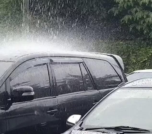 印尼日前發生一起奇異現象，一輛廂型車上方下著大雨，周遭卻是一片晴朗。（翻攝Uryan Riana IG）