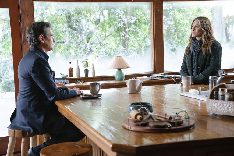 Billy Crudup y Jennifer Aniston en una escena de The Morning Show (Apple TV+ vía AP)