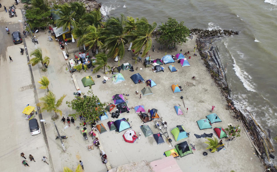 Las tiendas de campaña donde se alojan algunos venezolanos, en Necocli, Colombia, el lugar donde los migrantes toman lanchas para ir hasta Acandi, a las puertas de la selva del Darién, el 13 de octubre de 2022. Algunos venezolanos están reconsiderando su viaje hacia Estados Unidos luego de que la Casa Blanca anunció el 12 de octubre que los venezolanos que crucen la frontera a pie o a nado serán devueltos de inmediato a México sin derecho a solicitar asilo. (AP Foto/Fernando Vergara)