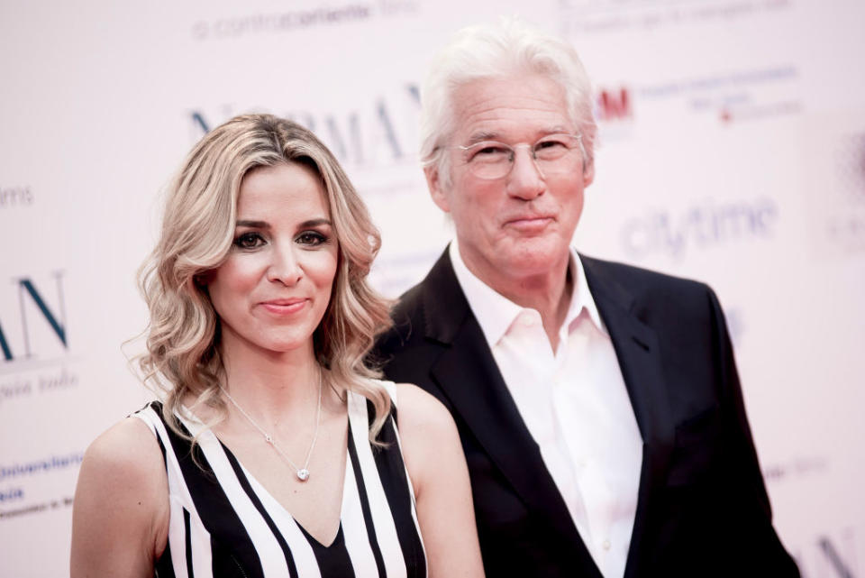 En 2015, Richard Gere officialise sa relation avec Alejandra Silva, une femme d'affaires et activiste espagnole, proche de la famille royale ibérique, de 34 ans sa cadette. Fille de l'ancien vice-président du Real Madrid, Ignacio Silva, Alejandra a étudié le marketing et la publicité. Elle est également engagée, notamment au profit des enfants défavorisés. Leur rencontre ? Elle s'est faite lors d'une opération caritative en Espagne. Cet amour s'est concrétisé par un mariage totalement secret et privé en avril 2018. À propos de cette relation avec Alejandra Silva, Richard Gere dit : <em>"J'ai trouvé la vie calme et heureuse que j'ai toujours recherchée"</em>. On leur souhaite encore beaucoup de bonheur !