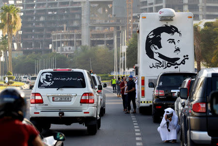 FILE PHOTO: A painting depicting Qatar’s Emir Sheikh Tamim Bin Hamad Al-Thani is seen on a bus during a demonstration in support of him in Doha, Qatar June 11, 2017. REUTERS/Naseem Zeitoon/File Photo