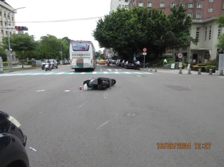 台灣體育大學校門口外，今天中午發生一起死亡車禍，一名女機車騎士與客運發生擦撞後遭輾過，傷重不治。翻攝自網路