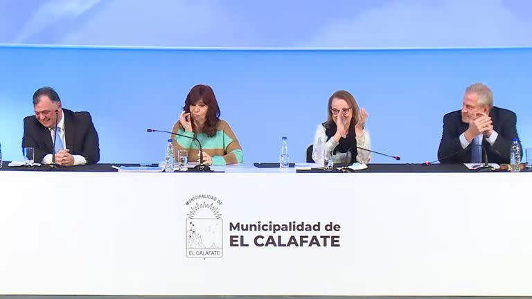 Cistina Kirchner bromea durante el acto de inauguración de un cine en El Calafate; el intendente local había hablado de "funcionarios que no funcionan"