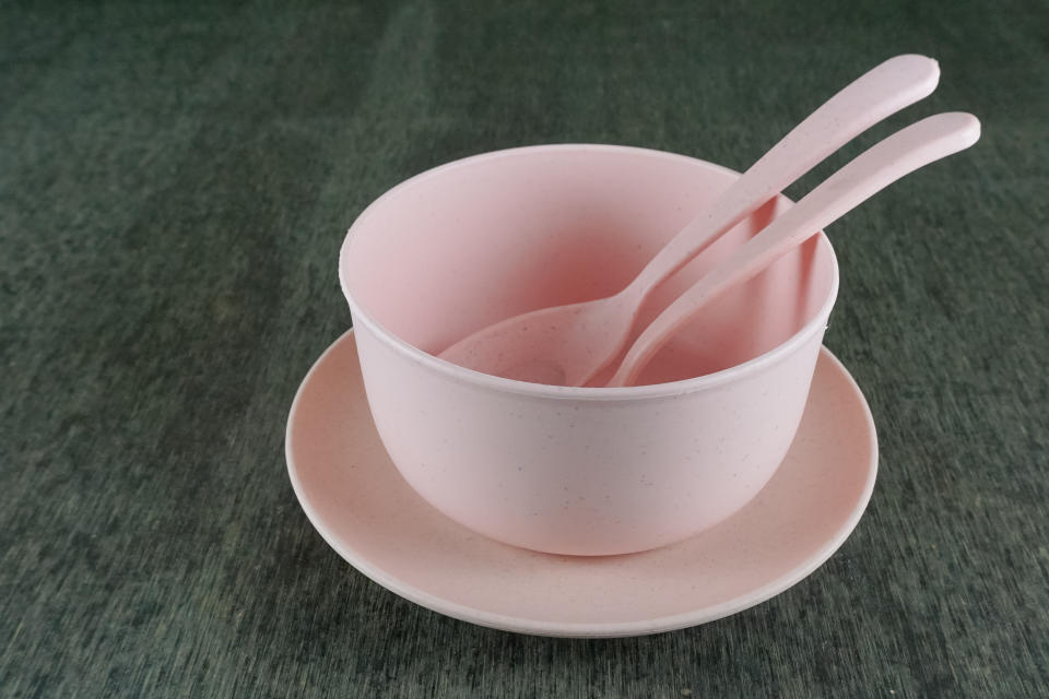 美耐皿遇熱容易釋出三聚氰胺，外觀找素面的更好，避免吃進塗層裡的重金屬。（圖／Getty Images）