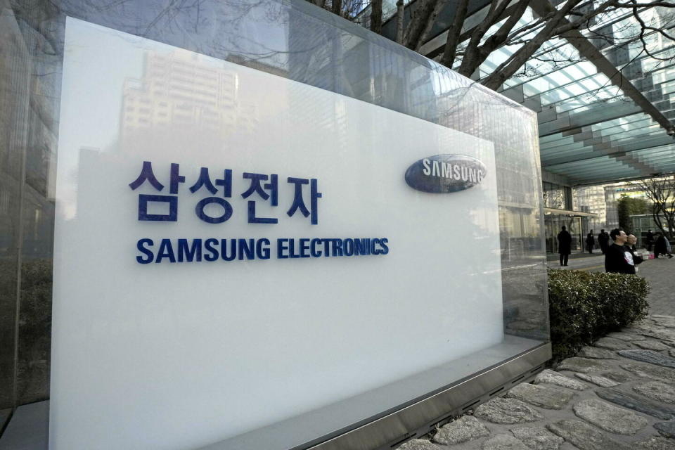 Des cadres de Samsung Electronics et d'autres divisions du groupe sud-coréen doivent désormais travailler un sixième jour de plus par semaine.  - Credit:Ahn Young-joon/AP/SIPA