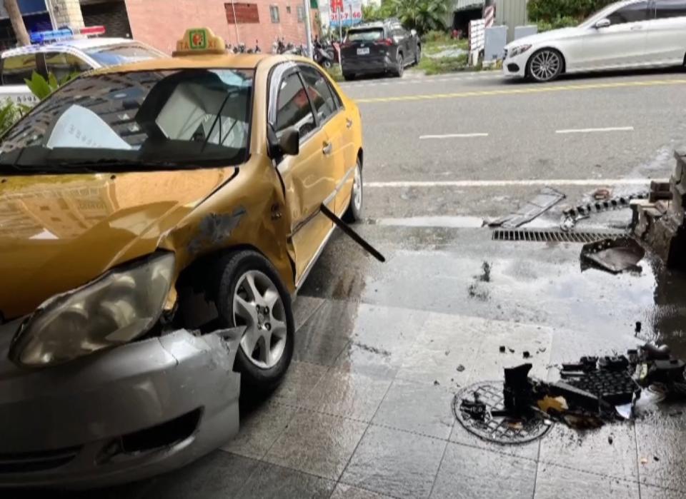 遭波及的計程車毀損嚴重。（圖／東森新聞）