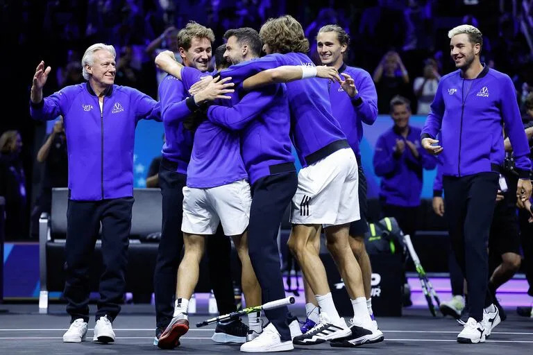 Todos en el equipo de Europa abrazan a Carlos Alcaraz, después del gran triunfo del español sobre Taylor Fritz. (Photo by Odd ANDERSEN / AFP)