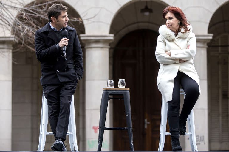 La vicepresidenta Cristina Fernández de Kirchner y Axel Kicillof durante un acto en la puerta del Hospital de Niños Sor María Ludovica