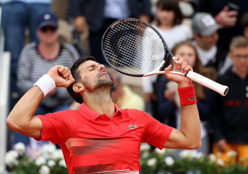 El serbio Novak Djokovic celebra tras ganar su partido de segunda ronda del Abierto de Francia ante el eslovaco Alex Molcan, en Roland Garros, París, Francia