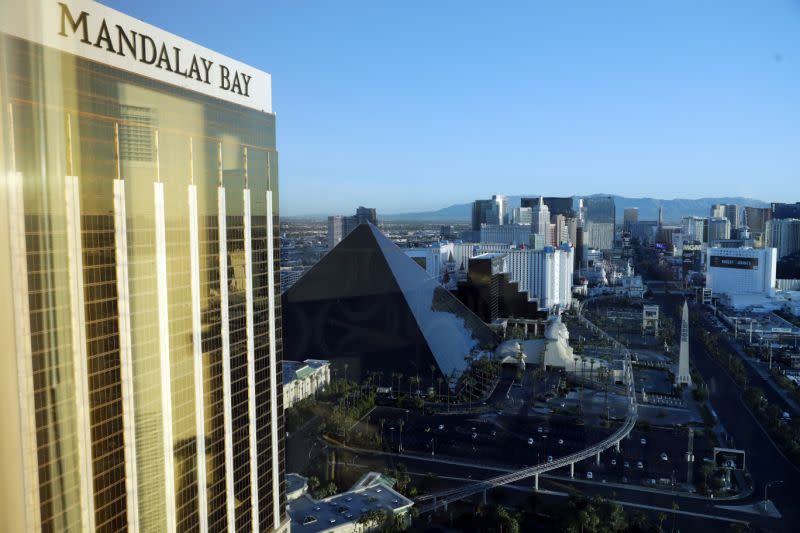 El Resort y Casino Mandalay Bay situado en Las Vegas, a su derecha se extiende la calle del recinto del festival, el 3 de octubre de 2017. (Foto: Marcio Jose Sánchez/AP)