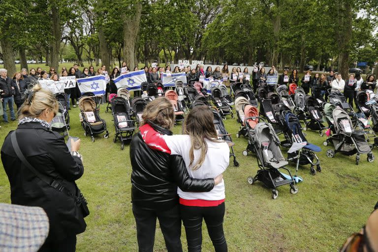 Los cochecitos de bebé vacíos simbolizaban la ausencia de los 30 niños secuestrados por Hamas