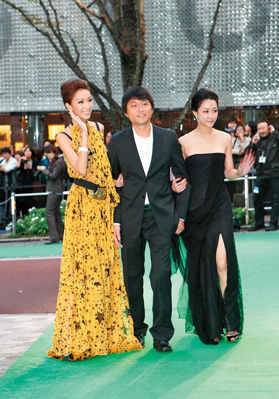 連奕琦（中）曾執導《命運化妝師》，2011年受邀帶領演員隋棠（左）、謝欣穎（右）出席東京影展。（東方IC）