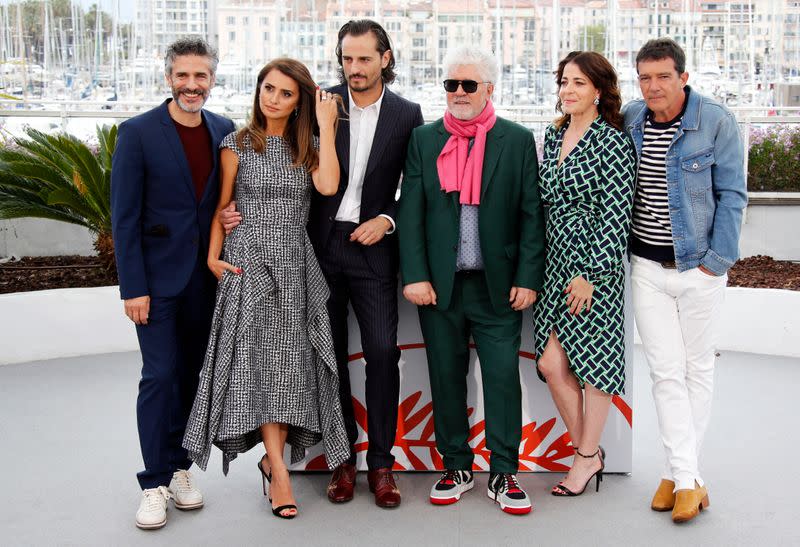 El director Pedro Almodóvar posa junto a los miembros del elenco de "Dolor y gloria" en la 72ª edición del Festival de Cannes