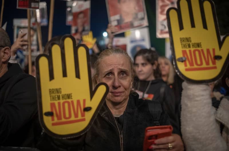 Israelis demand the release of hostages held by Hamas in Gaza at the beginning of April. Thousands protest again in Tel Aviv for the release of hostages. Ilia Yefimovich/dpa