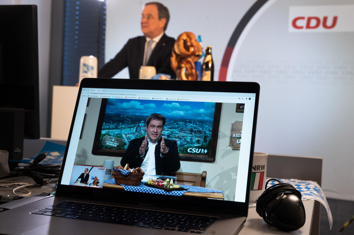 Markus Söder beim virtuellen Aschermittwoch, CDU-Kollege Armin Laschet mit passender Brezel-Deko. (Bild: Federico Gambarini-Pool/Getty Images)