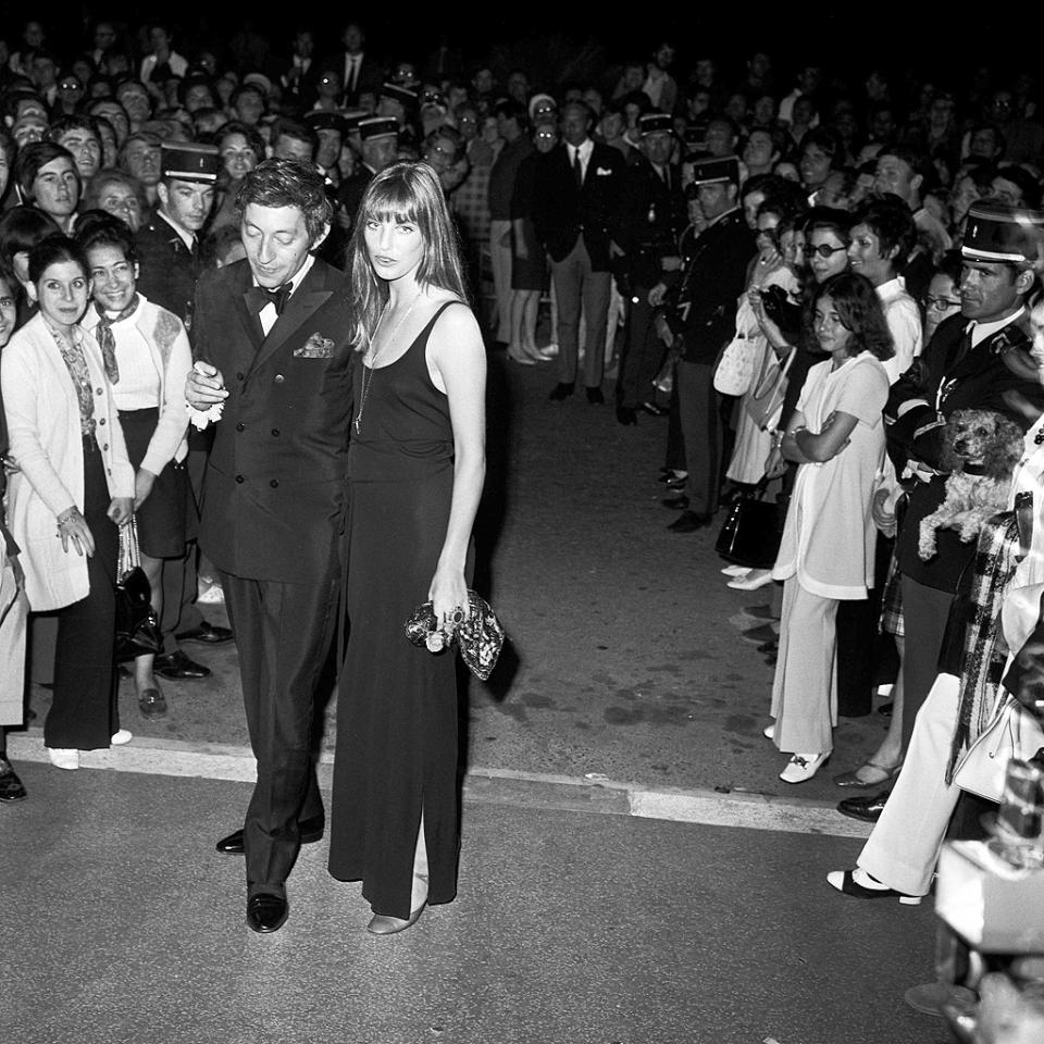 <p>C’est en 1969, année érotique, que le couple Gainsbourg/Birkin est aperçu sur la Croisette. Le couple s’est rencontré un an plus tôt, et leur amour séduit les festivaliers.</p><br>