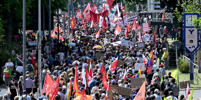 Teilnehmer eines Demonstrationszuges gegen den AfD-Bundesparteitag ziehen zur Grugahalle.<span class="copyright">dpa</span>