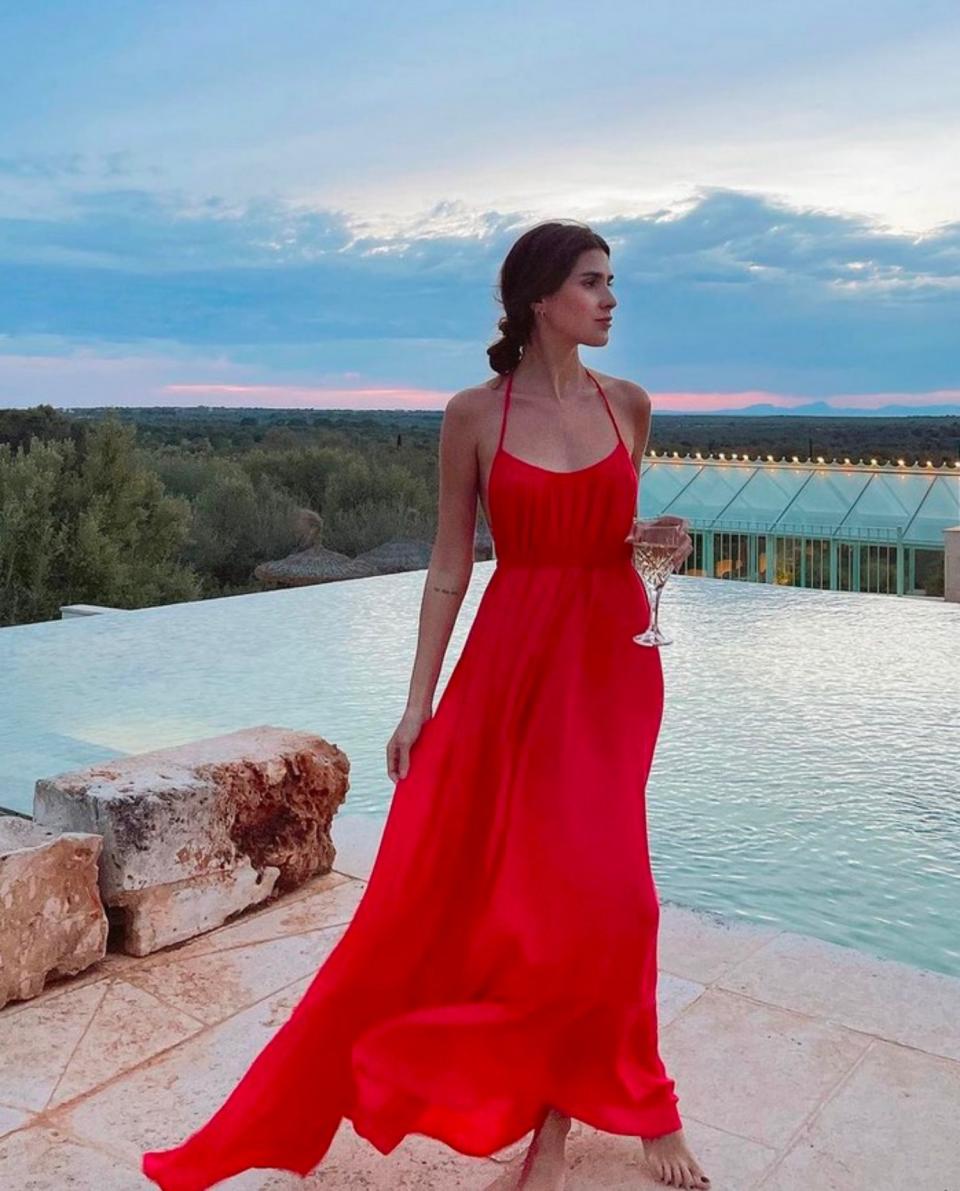<p>Gracias al perfil de María Turiel Soler hemos conocido marcas nuevas como Wanderer Menorca, creadora del vestidazo rojo que compartió el 5 de mayo en Instagram. Es, sin duda, una apuesta ganadora si tienes que ir de invitada a algún evento. (Foto: Instagram / <a href="https://www.instagram.com/p/COgFDPHlLP5/" rel="nofollow noopener" target="_blank" data-ylk="slk:@meryturiel" class="link ">@meryturiel</a>)</p> 