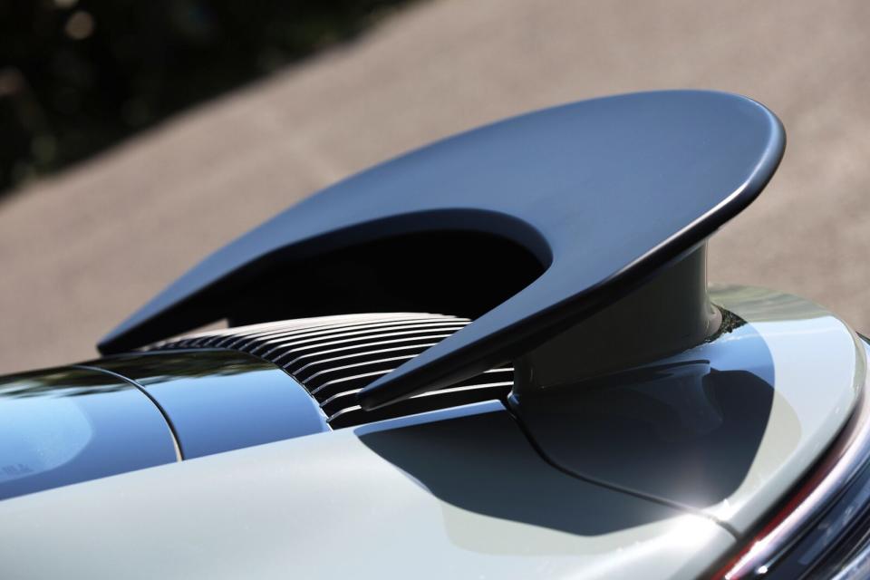 固定式擾流尾翼同為CFRP輕量化材質，在拉力賽設計套件中會隨著車身改為白色塗裝。