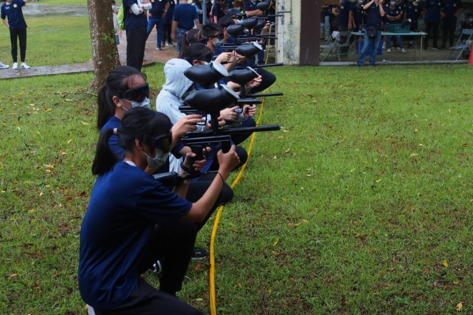 竹縣青少年波麗士體驗營 ，學子體驗射擊特警訓練，精準射擊是每名特警必備的技能。（竹縣警局提供)