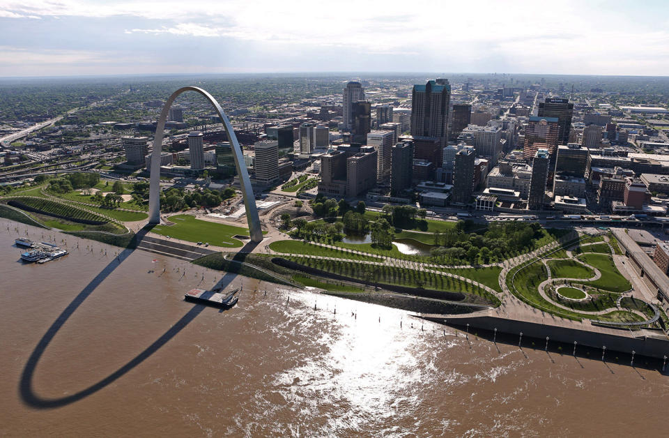 Mississippi River flowing past St. Louis Arch