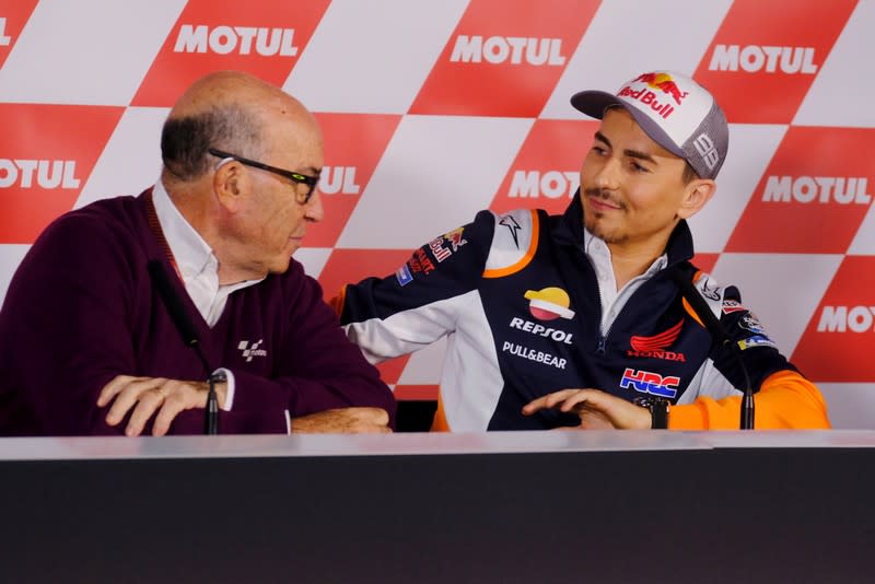 Jorge Lorenzo con el CEO de Dorna Sport Carmelo Ezpeleta durante la conferencia de prensa en el Circuito Ricardo Tormo, Cheste, España